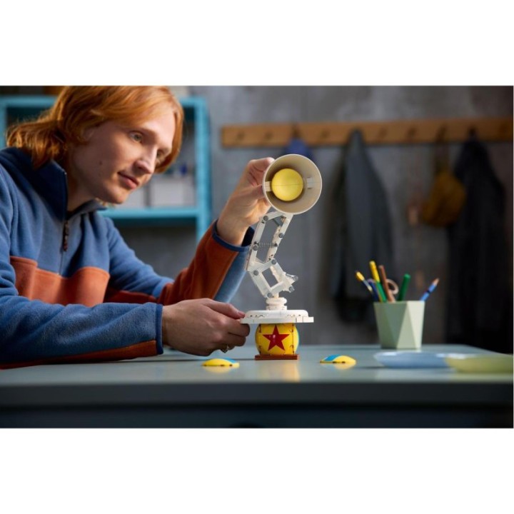 Set de exposición LEGO Ideas Disney Pixar Luxo Jr. 613 piezas articulado para adultos